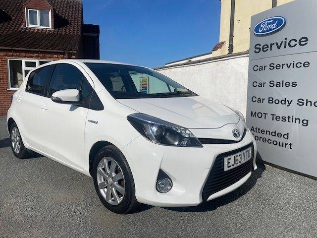 Toyota Yaris 1.5 VVT-i Hybrid Icon+ 5dr CVT Hatchback Petrol / Electric Hybrid White